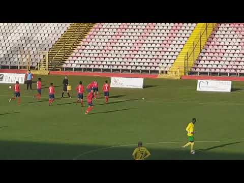O terceiro golo da Oliveirense, na vitória por 3 2 sobre o Mafra, foi apontado por Oliveira e teve f