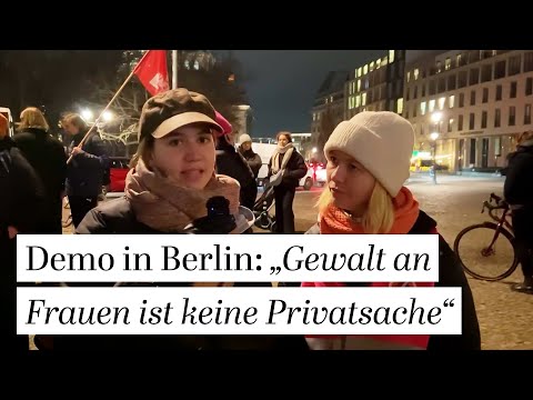 Demo am internationalen Tag gegen Gewalt an Frauen am Brandenburger Tor