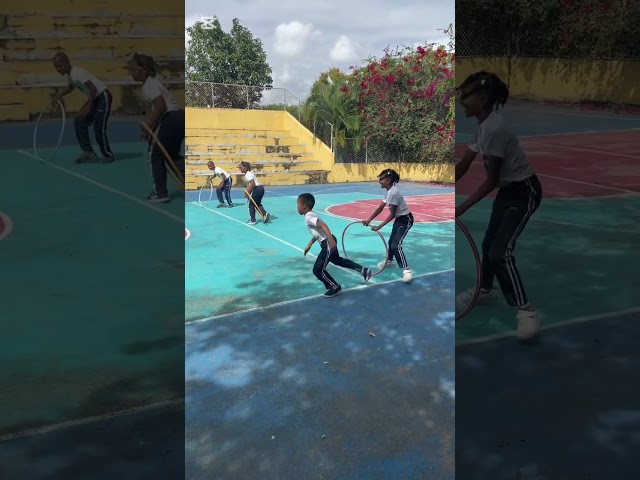 Vídeo relacionado con Juego de tubería de trabajo en equipo: juego de actividades portátil de medio tubo de PP, kit de entrenamiento de liderazgo educativo, herramienta de ejercicio para el parque al aire libre en el aula,