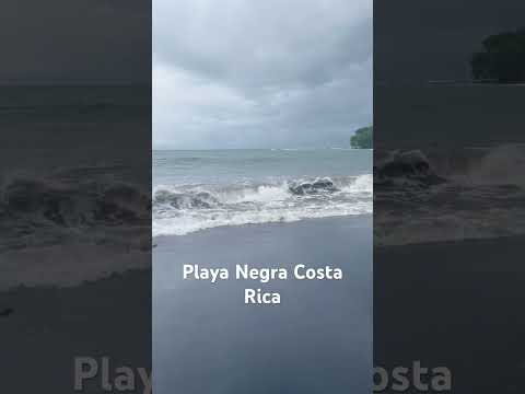 Puerto Viejo de Talamanca, Limón, Costa Rica, famosa por su arena volcánica.