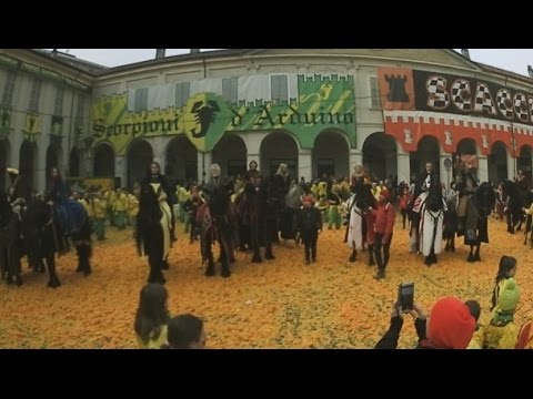 Gruppo storico Credendari a cavallo in piazza Ottinetti - 4K 360° - Carnevale Ivrea 2017