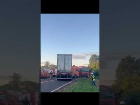 Colisão envolvendo carro e carretas é registrada na BR-163, entre Caarapó e Dourados