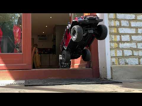 Traxxas TRX 4 Defender   Out To Play In The Garden