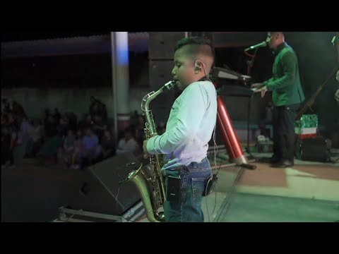 ¡Niño de 9 años! sorprende a todos tocando con su Sax El burro loco / Los Emisarios de Oax.
