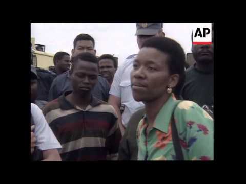 SOUTH AFRICA: THOKOZA: INKATHA PROTESTERS CLASH WITH POLICE