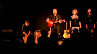 Premiär av Genom Eld - Elden av Kapten Röd