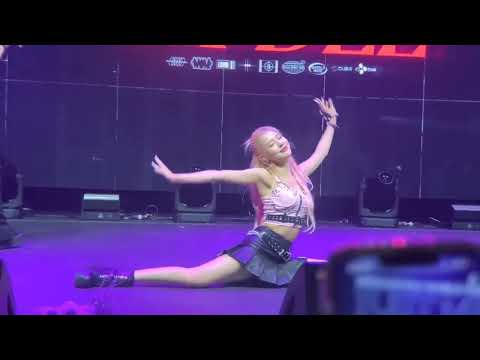 Miyeon doing a Split + Soyeon Twerking at LA and San Fransisco Concerts