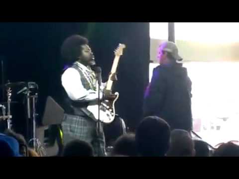 Pego una ostia  arrancó la cabeza