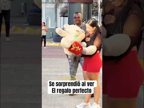 Se sorprendió al ver el regalo perfecto #humor #comedia #funny #shorts