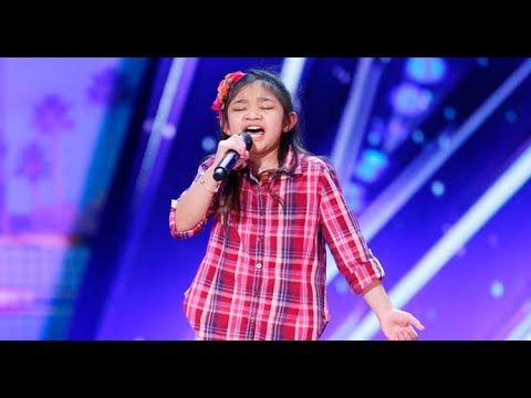 Garotinha de 9 anos surpreende os jurados com sua voz - [Legendado pt-br]