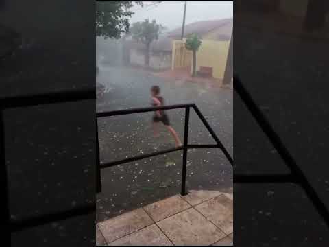 Temporal atingiu Ivaiporã e Jardim Alegre causando danos