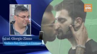 strappati-i-manifesti-con-il-bacio-gay