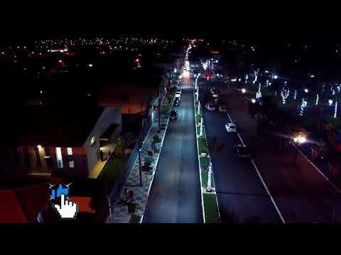 Centro e praça da Cidade de Faxinal com iluminação natalina.