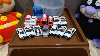 はたらくくるま　緊急車両をでるでるバケツから走らせてみたよ🎵　I tried running the emergency vehicle from the bucket that came out🎵