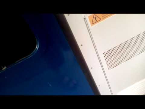 Otevírání a zavírání dveří ve vlaku.