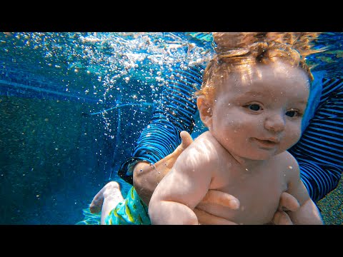 بيبي يتعلم السباحة تحت الماء لوحده (٧ شهور)