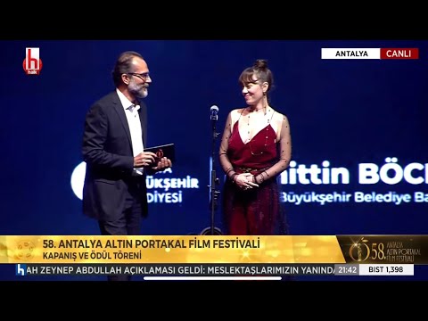 Demet Evgar Kırmızı Tulumu ile En İyi Erkek Oyuncu Ödülünü Takdim Ediyor