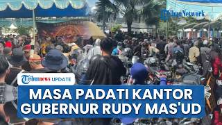 Pergerakan Massa Demonstrasi ke Kantor Gubernur Kaltim Rudy Mas'ud, seusai Orasi di Gedung DPRD