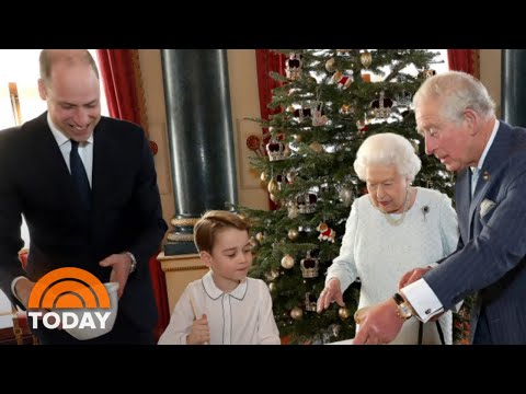 バッキンガム宮殿はエリザベス女王の新しいクリスマスの写真を共有しています。 (Buckingham Palace Shares New Christmas Pictures Of Queen Elizabeth | TODAY)