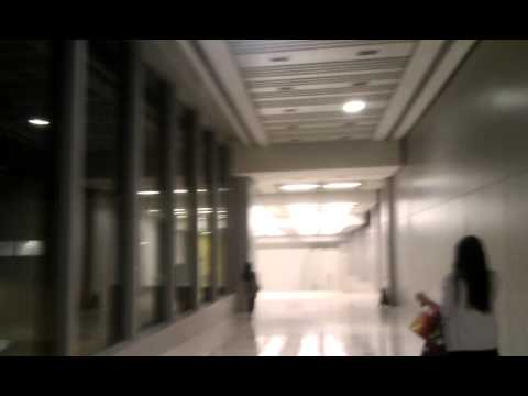 Kowloon Commerce Center para Kwai Hing MTR por passarela