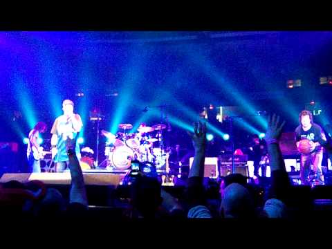 Pearl Jam 10.31.09 Spectrum Philly 4 - Halloween - Sweet Lew