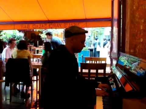 Dako - August 2012 in London (Covent Garden) am Klavier