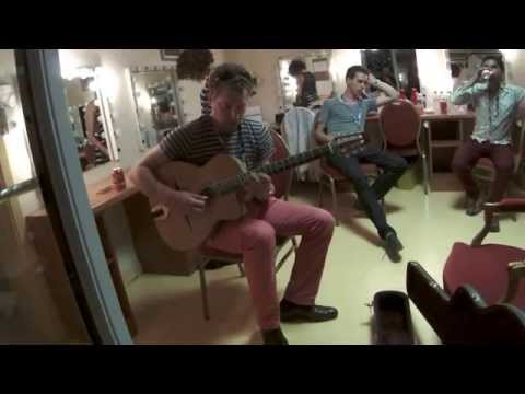 Adrien Moignard essaye les guitares de Clément Rossat Luthier.