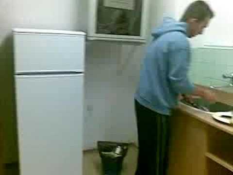 Mosogatás a koleszban