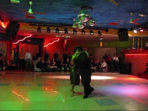  Kicca Tommasi  and  El Pibe Avellaneda  are  dancing  to  a  tango