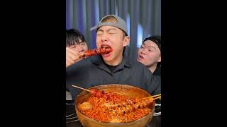 Download lagu Mie pedas Korea   pangsit   sosis | Makanan pedas vs sepupu saya #mukbang #makanan #celana pendek mp3