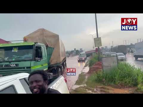 Floodwaters submerge kilometre-long stretch of highway as thick silt leaves vehicles stranded