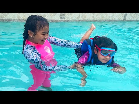 Jannie Teaching Ellie How to Swim in the Pool | Kids Pretend Play Swimming Pool and to Not Give Up