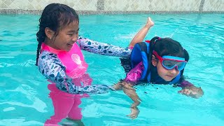 Jannie Teaching Ellie How to Swim in the Pool Kids Pretend Play Swimming Pool and to Not Give Up Mp4 3GP & Mp3