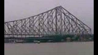 preview picture of video 'crossing the river hooghly on a launch and howrah bridge'