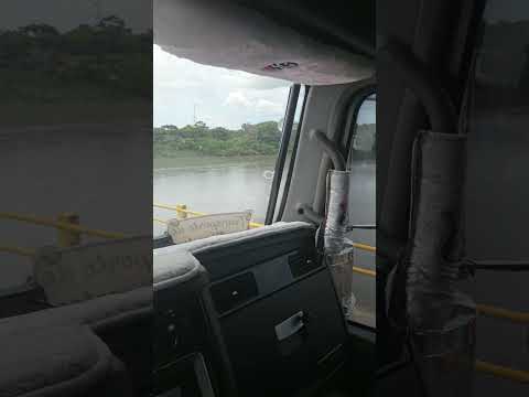 Pasando el rio Cusiana en Mani Casanare #kenworth #colombia #camionerosdecolombia
