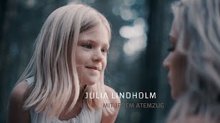 Musik-Video-Miniaturansicht zu Mit jedem Atemzug Songtext von Julia Lindholm