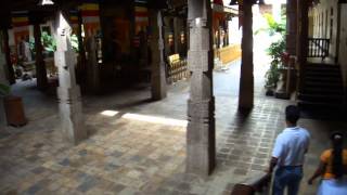 preview picture of video 'Sri Dalada Maligawa ශ්‍රී දළදා මාළිගාව  Храм Зуба Будды  — в городе Канди на Шри-Ланке'