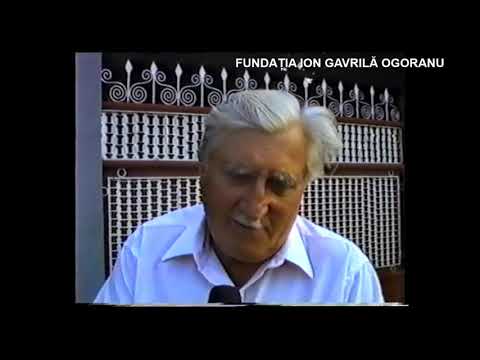 ION GAVRILĂ OGORANU. În fața casei părintești.