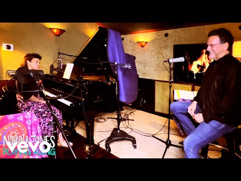 Norah Jones, Mickey Raphael - Night Life (Live)