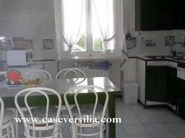 lido di camiore villa con giardino su 4 lati