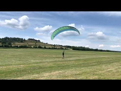 APCO AVIATION F3 - Motorschirm Paramotor wird zurückgebracht