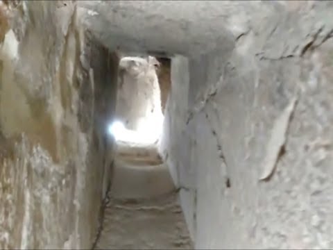 داخل ممرات هرم سنفرو المنحني في دهشور لاول مرة