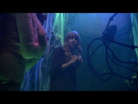 download lagu mp3 mp4 Taylor Swift Ellen Haunted Hallway, download lagu Taylor Swift Ellen Haunted Hallway gratis, unduh video klip Taylor Swift Ellen Haunted Hallway