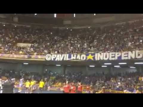 No Mineirinho lotado, torcida celeste canta trecho do Hino Nacional: "a imagem do Cruzeiro resplande