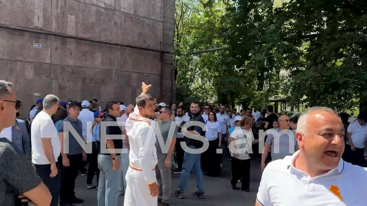 В Ереване во время предвыборной агитации сторонников правящей партии назвали предателями