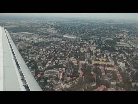 Lądowanie na lotnisku Okęcie w Warszawie (panorama Warszawy)