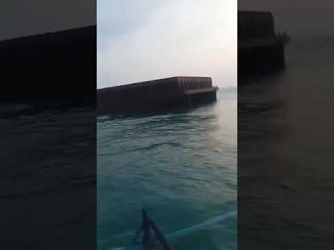 Kapal Tongkang Azamara 6 Banjarmasin Terdampar di Mukomuko