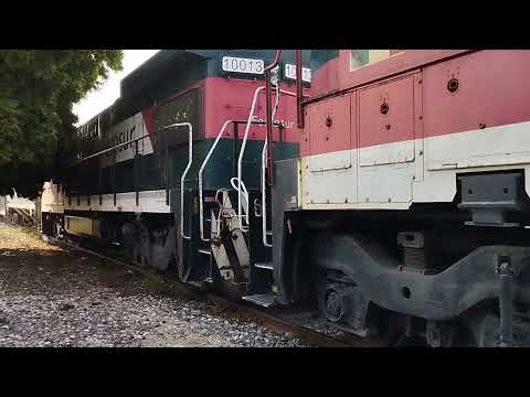 tren saliendo de José azueta Veracruz con máquinas de la vieja  escuela