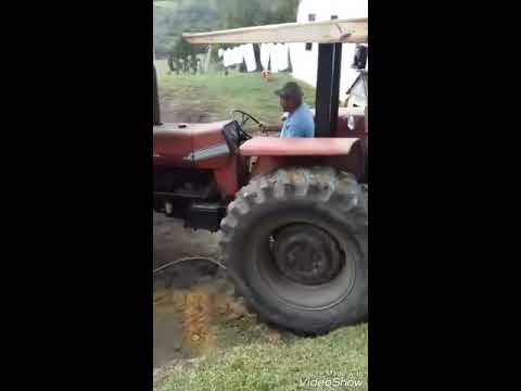 Gaúcho enrosca o chifre do trator no paiol. e moleque o tira do sério