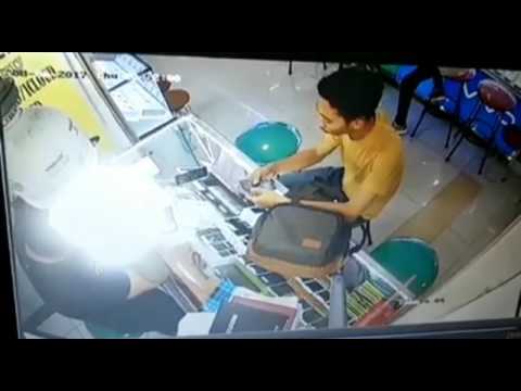 Beginilah aksi Pencuri HP di salah satu pusat perbelanjaan di Makassar